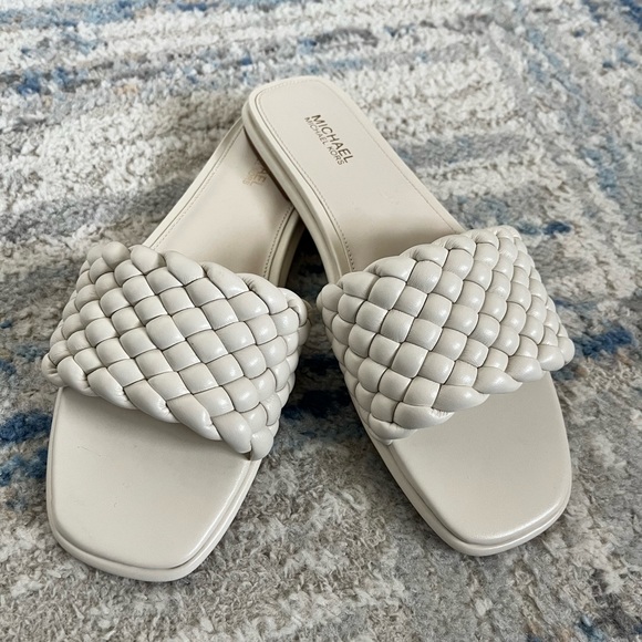 Michael Kors Cream slide sandal. Size 6.5. Like New - Picture 3 of 8